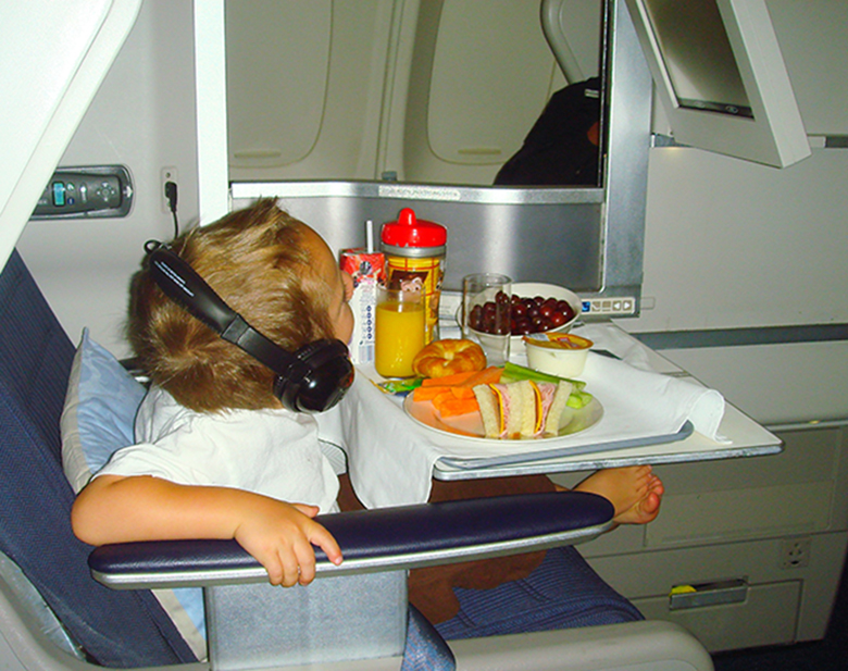 family travel etiquette: kids on planes