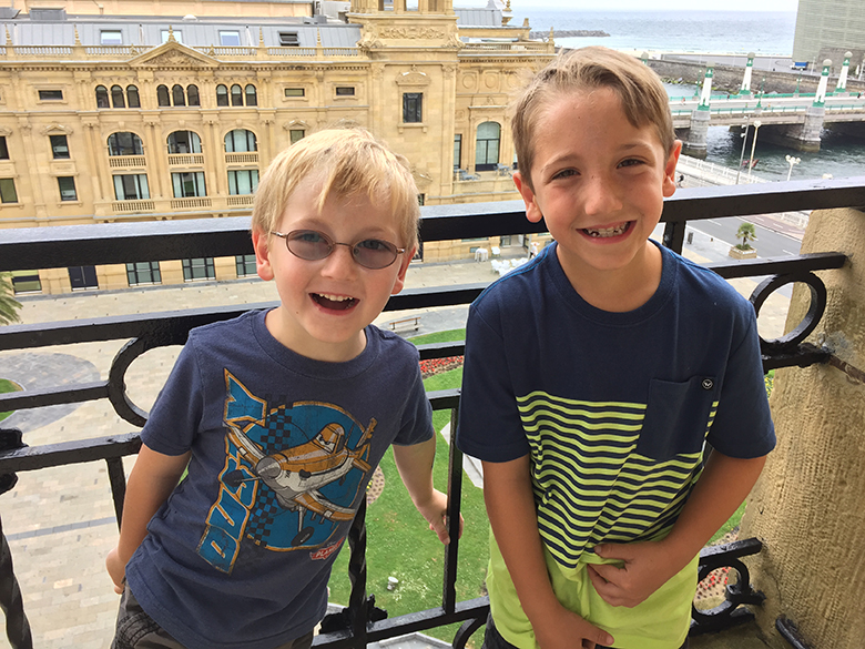 family travel etiquette: kids in hotels